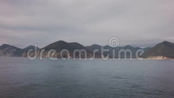 位于阿瓦查太平洋海湾西南部的堪察加半岛东南海岸的海洋存量录像视频的预览图