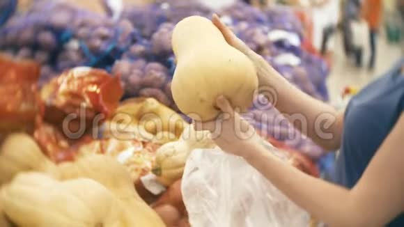 一个在超市买蔬菜的女人南瓜视频的预览图