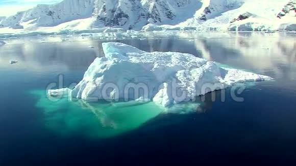 南极海洋冰山的缩小视频的预览图