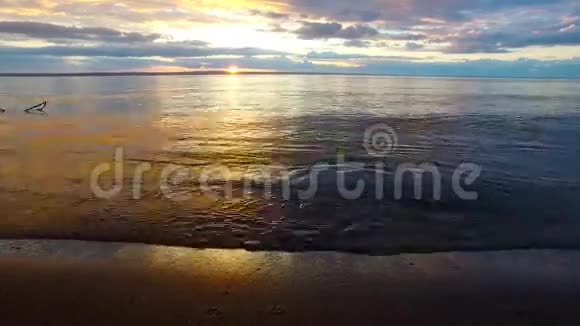 大湖的海岸线小浪在沙岸上翻滚傍晚的日落视频的预览图