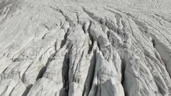 在4K山区爬行冰川的深裂缝上近距离低空飞行火山灰粉末黄色视频的预览图