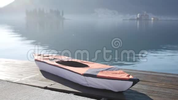 独木舟躺在岸上木制码头黑山科托尔湾视频的预览图
