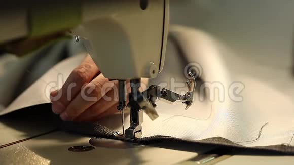 女人在缝纫机针缝纫机上工作女人的手田野的深浅视频的预览图