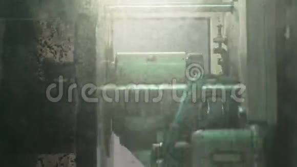 锯木厂圆锯机塑料水管制造厂在机器上制造塑料管的过程视频的预览图