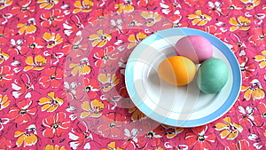 她穿上一个粉红色的桌布上面有五颜六色的复活节彩蛋视频的预览图