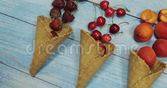 浆果和水果冰淇淋蓝莓草莓樱桃杏华夫饼视频的预览图