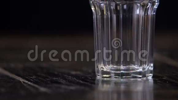 啤酒在慢镜头下倒入玻璃杯视频的预览图