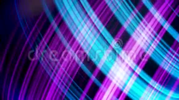 蓝色和紫外的霓虹灯在黑色背景上旋转发光的圆形线条动画闪亮的霓虹蓝和浅蓝色视频的预览图