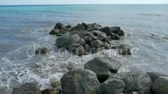 海滩风暴自然山石巨浪水景观视频的预览图