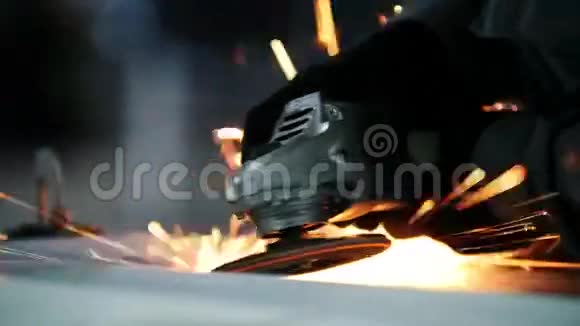 汽车服务工人用圆锯打磨金属结构特写视频的预览图