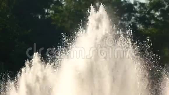 喷泉的水花在运动视频的预览图