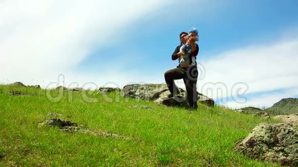 蒙古父亲把他的女儿抬到草原上视频的预览图