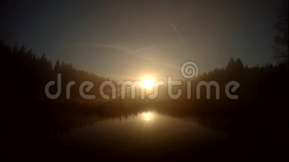 日出和池塘里的水蒸气时光倒流视频的预览图