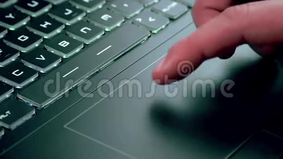 在笔记本键盘上使用触摸板的人视频的预览图