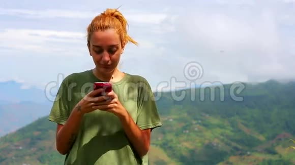 山顶上的女游客短信视频的预览图