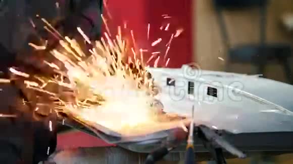 专业汽车服务工人用圆锯研磨金属结构关闭视频的预览图