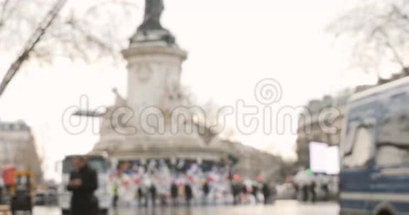 人们聚集在巴黎共和国广场点蜡烛视频的预览图