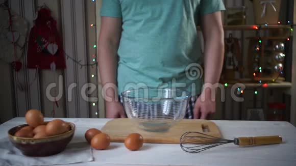 厨师打碎鸡蛋把鸡蛋打碎成玻璃碗厨师烹饪食物视频的预览图