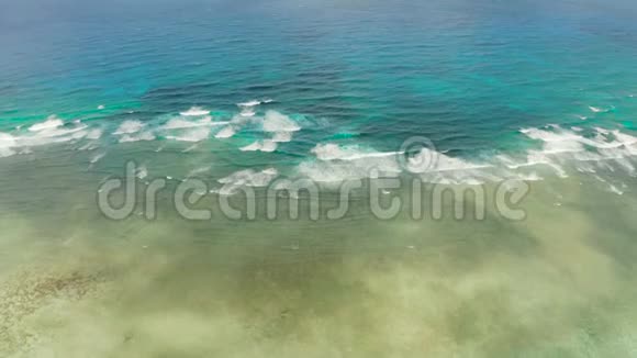 海浪带泡沫顶景视频的预览图
