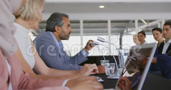一个商业代表小组在会议上讲话视频的预览图
