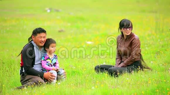 蒙古一家人坐在草地上视频的预览图