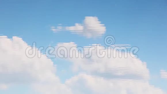 湖蓝天反射日光视频的预览图