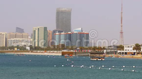阿布扎比市海滩生活4k阿联酋视频的预览图