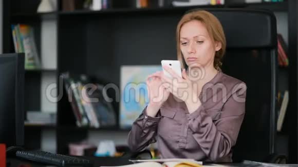 有魅力的女商人在办公室里拿着电脑和文件打着电话视频的预览图