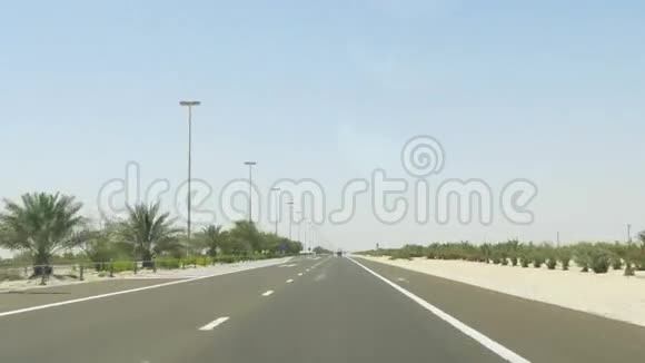阿联酋炎热的白天沙漠公路旅行4k阿联酋视频的预览图