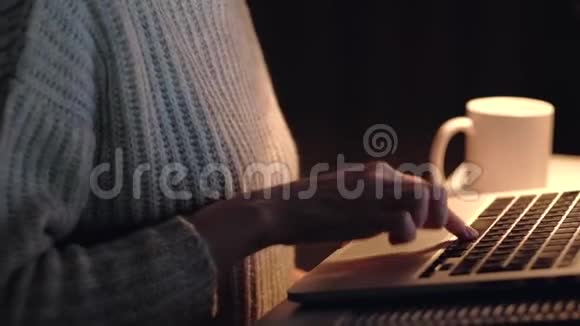 一名女性晚上在电脑前工作的肖像视频的预览图