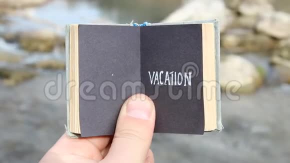 度假概念旅行者拿着一本有文字的书视频的预览图