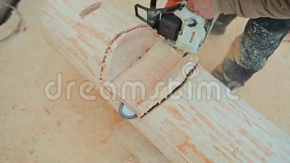 木屋用木工链锯锯原木加拿大角砌石加拿大风格视频的预览图