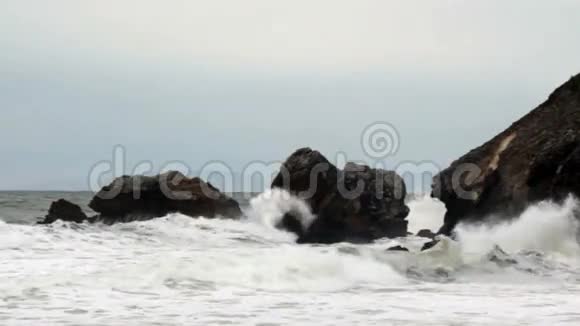缓慢运动的海浪冲击着海岬视频的预览图