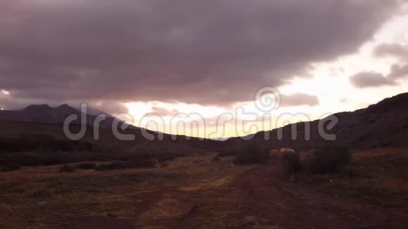 黎明时维柳辛基平流层火山从卡尔德拉东北外坡脚下的BrookvalleySpokoyny俯瞰视频的预览图