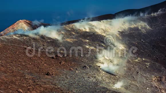 火山富马罗岛释放白色蒸汽视频的预览图