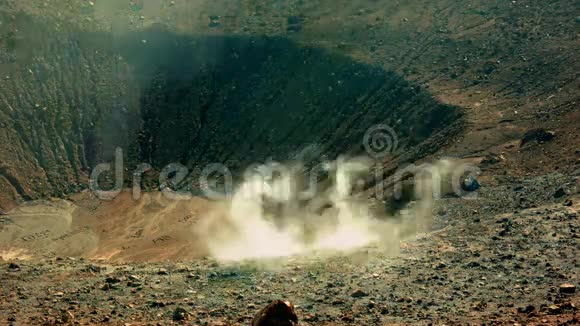 火山富马罗岛释放白色蒸汽视频的预览图