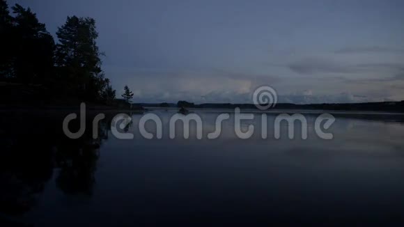 瑞典的一个湖上的闪电视频的预览图