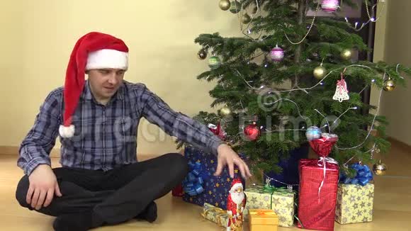 有趣的人打开巧克力圣诞老人舔嘴唇视频的预览图