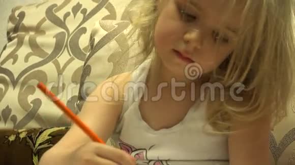 可爱可爱的画家女孩与笔创建一个图片4K超高清超高清视频的预览图