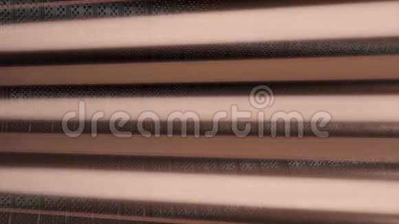 金属背景上的水平棕色线无缝环动画米色和米色的平行宽条纹视频的预览图