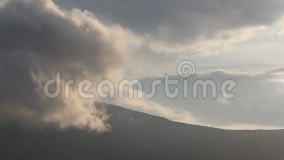 夏天的山林天空乌云密布视频的预览图