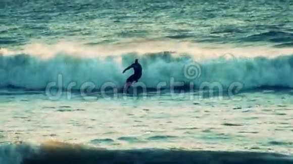 冲浪者在波浪上冲浪超慢动作视频的预览图