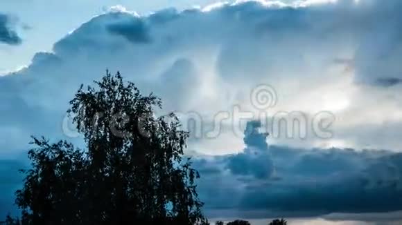 巨大的云层暴风雨天气史诗云的时间流逝雨水视频的预览图