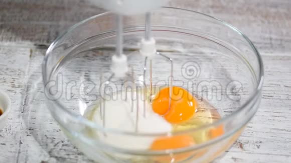 鸡蛋和糖放在碗里准备烤视频的预览图