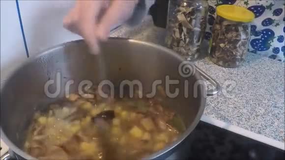 蔬菜汤配蘑菇特写视频的预览图