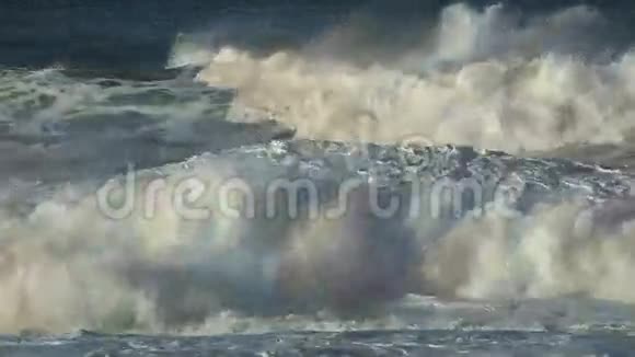 巨大的海岸海浪视频的预览图