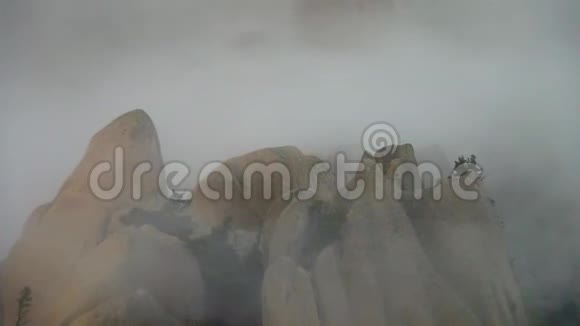 云中的乌尔桑巴维岩韩国塞拉克山国家公园的山视频的预览图