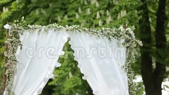公园婚礼花拱装饰视频的预览图