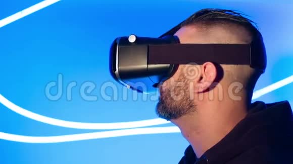 人游戏虚拟现实眼镜视频的预览图