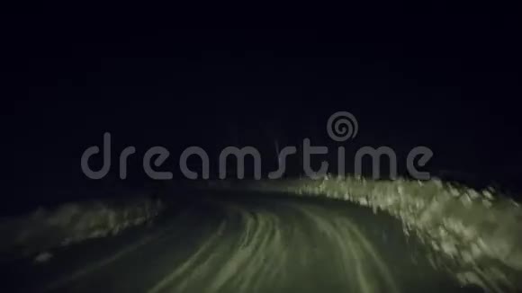 夜间和冬季黑暗崎岖道路的汽车景观视频的预览图